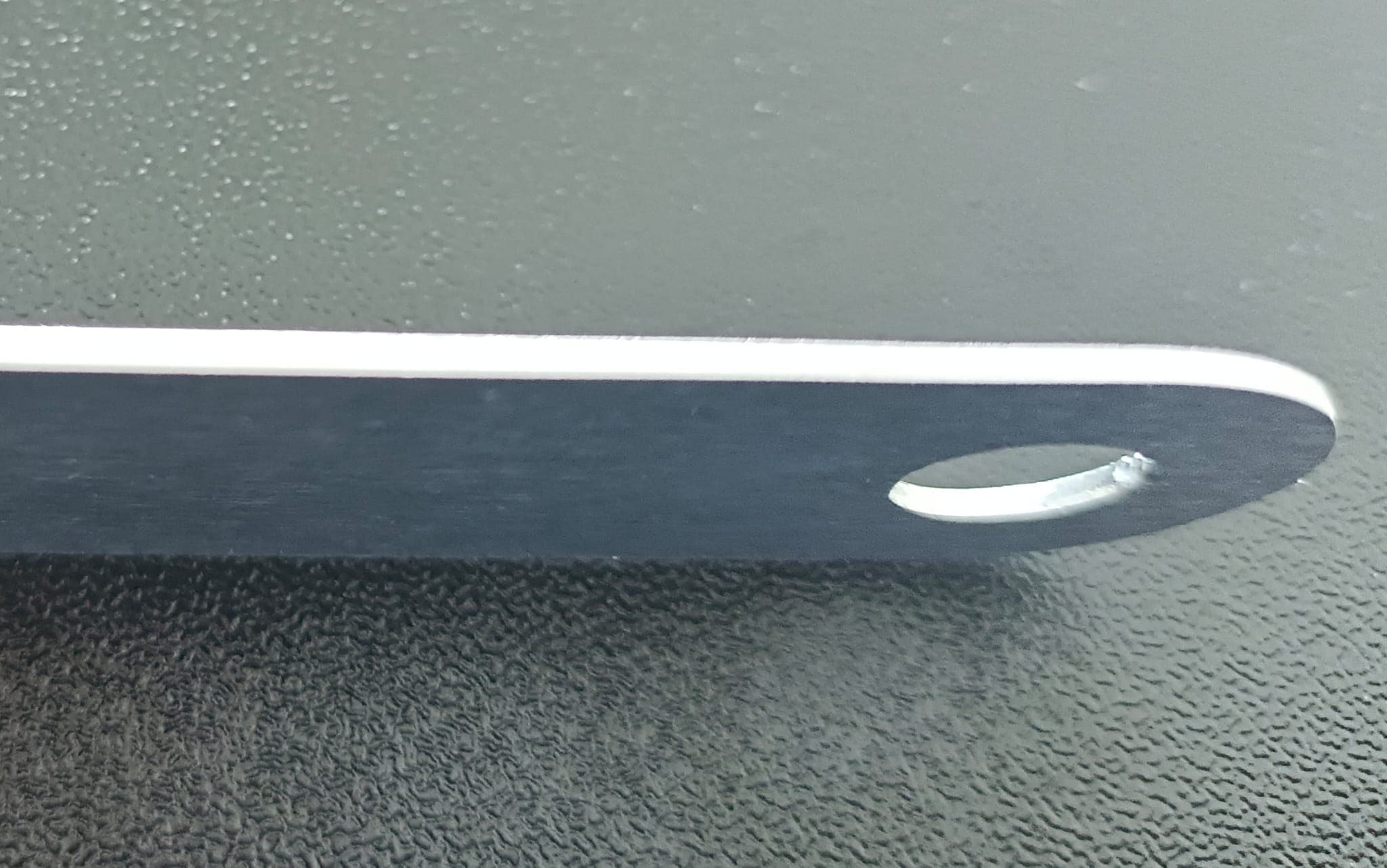 Schnittkante eines lasergeschnittenen Teils aus 1 mm Aluminium in Nahaufnahme